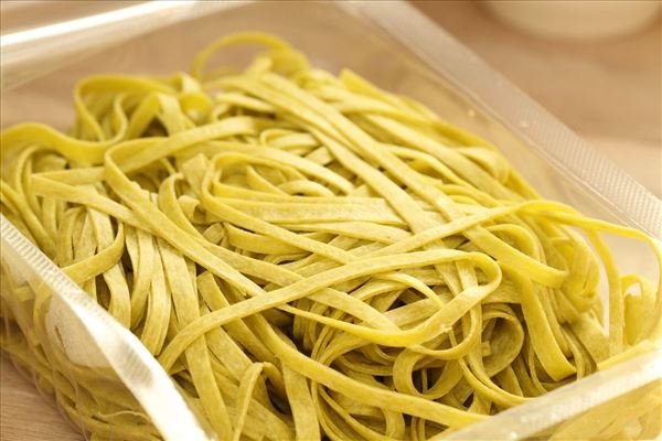 Stegte kødboller med pasta og tomatsauce