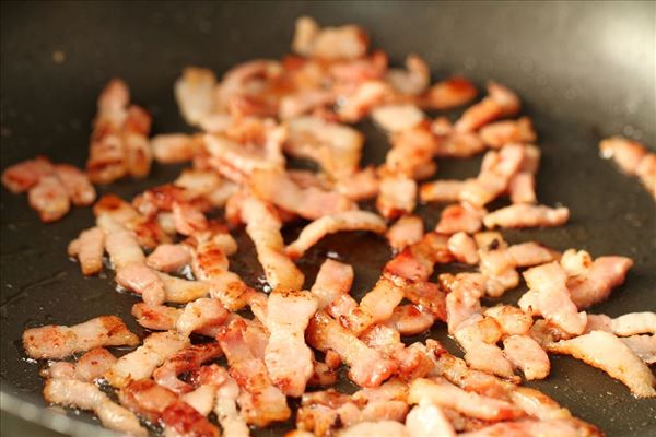 Bagt kartoffel med krydderdressing og bacon