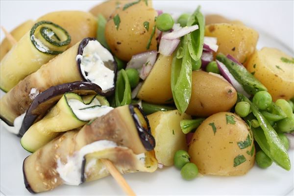 Grøntsagsruller med en frisk kartoffelsalat