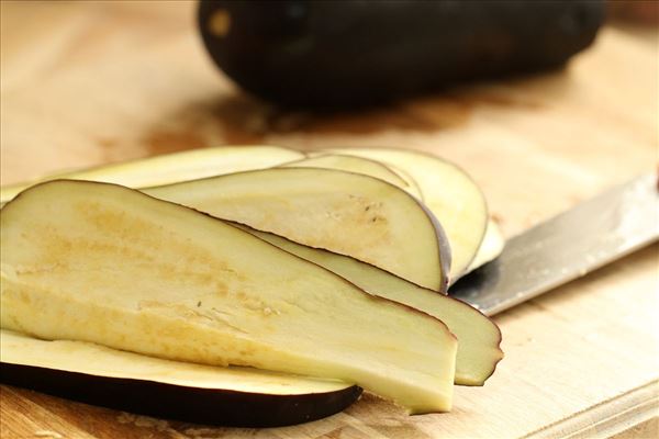 Auberginetærte med tomater og champignon