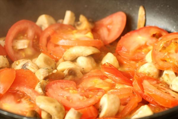 Auberginetærte med tomater og champignon
