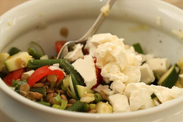 Grøn linsesalat med feta og squash