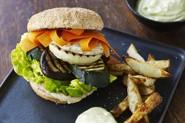 Burger med grønt, kartoffelsticks og guacamole