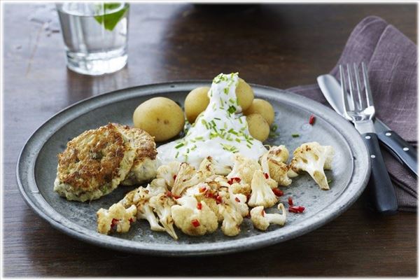 Fiskefrikadeller med kartofler og ristet blomkål 