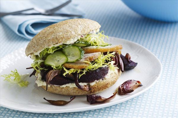 Flæskestegssandwich med bagte rødbeder og æblemayo