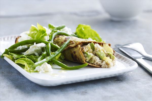 Fyldte boghvedepandekager med sprød bønnesalat	