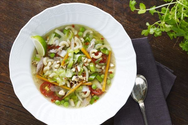 Kyllingesuppe med grønt og fuldkornssuppehorn