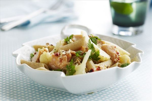 Pastapenne i citrussauce med romanesco og laks