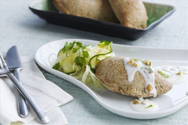 Pirogger med peanutdressing og fennikelsalat