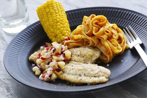 Rødspætte med majs og pasta i gulerodscreme