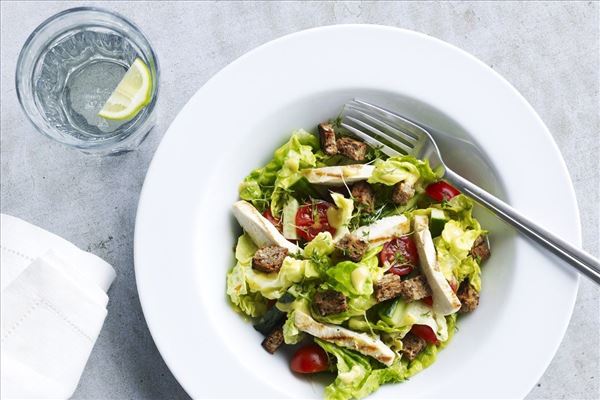 Salat med kylling, sennepsdressing og rugbrød