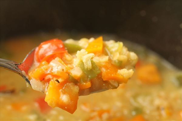 Efterårssuppe med røde linser og bulgur