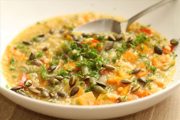 Efterårssuppe med røde linser og bulgur