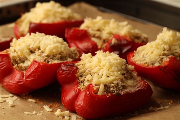 Fyldte peberfrugter med bulgur og løg