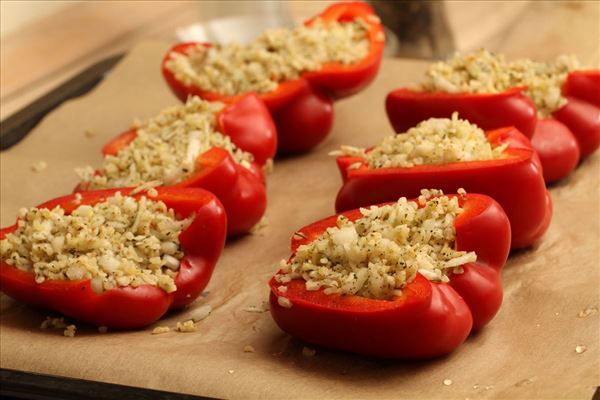 Fyldte peberfrugter med bulgur og løg