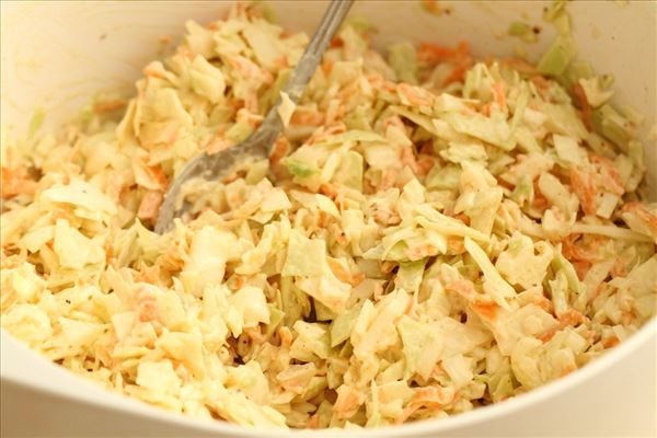 Amerikansk coleslaw med spidskommen og sennep