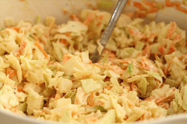 Amerikansk coleslaw med spidskommen og sennep