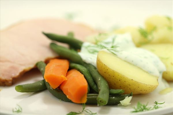 Grønsager med dilddressing og hamburgerryg