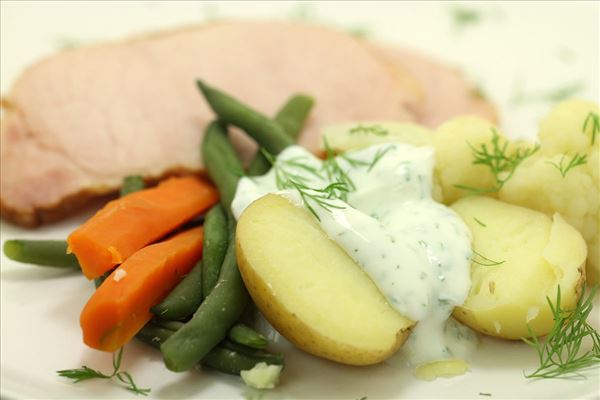 Grønsager med dilddressing og hamburgerryg