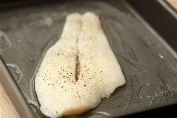 Bagt hellefisk med tomat, hvidløg og ris