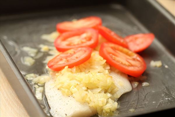 Bagt hellefisk med tomat, hvidløg og ris