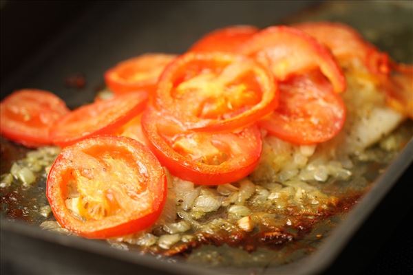 Bagt hellefisk med tomat, hvidløg og ris