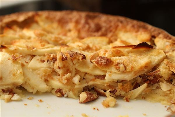 Bagt æblekage med mandler og tvebakker