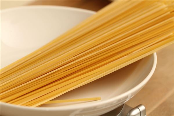 Spaghettifad med løg og fløde