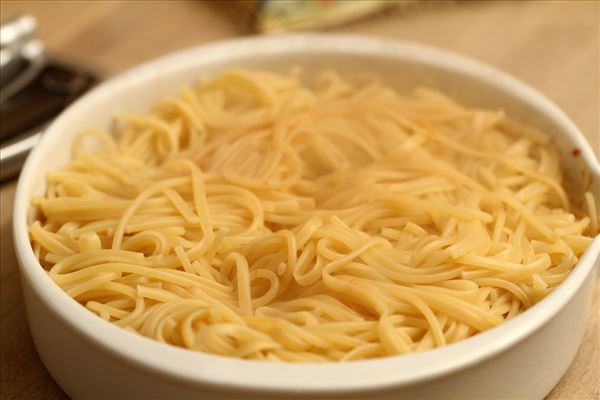 Spaghettifad med løg og fløde