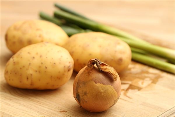 Kartoffelsuppe med porre og tomat