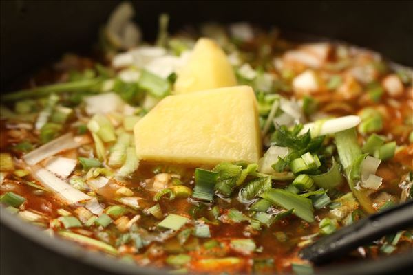 Kartoffelsuppe med porre og tomat