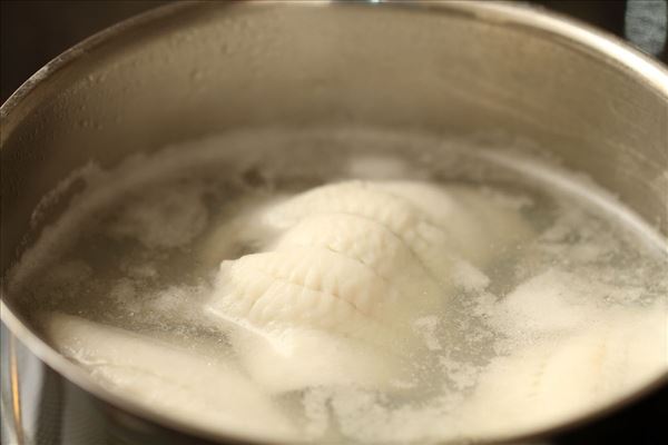 Fiskefilet i flødesauce med tomat og rejer