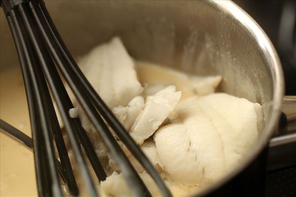 Fiskefilet i flødesauce med tomat og rejer