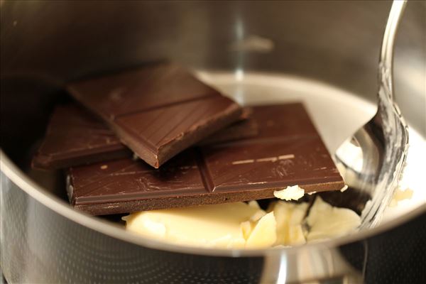 Lagkagebund af speltmel med mørk chokolade