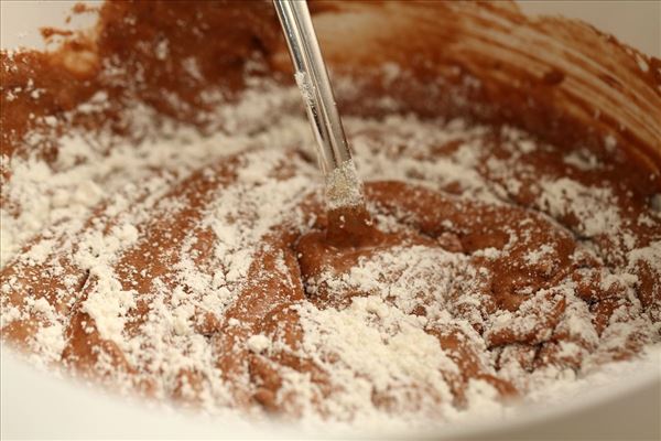 Lagkagebund af speltmel med mørk chokolade