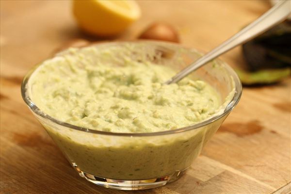 Avocado dip med hvidløg og citron (guacamole)