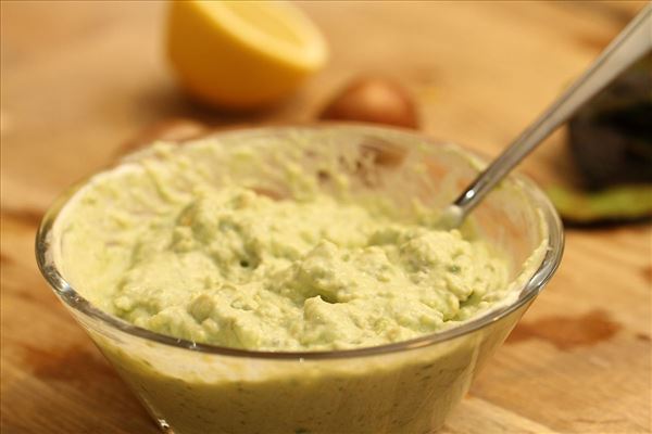 Avocado dip med hvidløg og citron (guacamole)