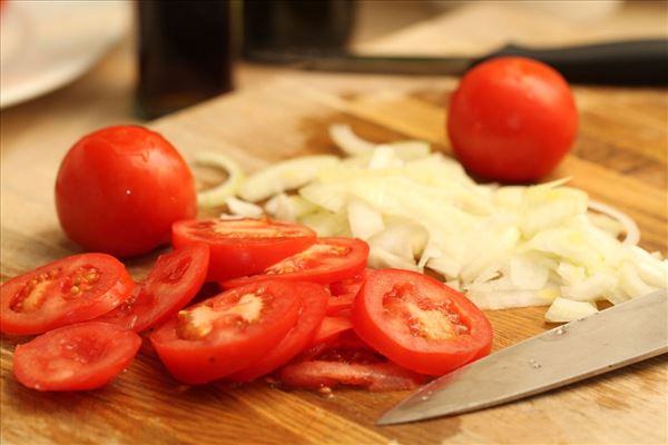 Farserede courgetter med tomatsalat