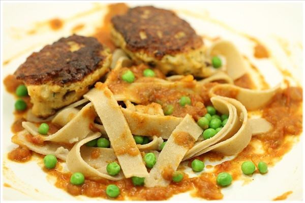 Fiskefrikadeller med tomatsauce og pasta