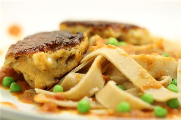 Fiskefrikadeller med tomatsauce og pasta