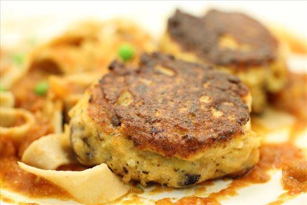 Fiskefrikadeller med tomatsauce og pasta