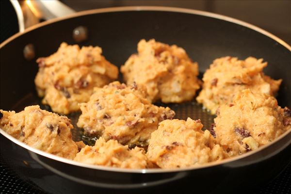 Fiskefrikadeller med tomatsauce og pasta