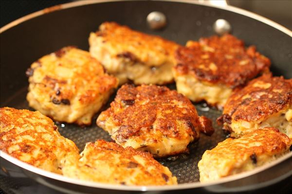 Fiskefrikadeller med tomatsauce og pasta