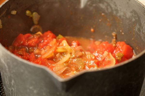 Fiskefrikadeller med tomatsauce og pasta