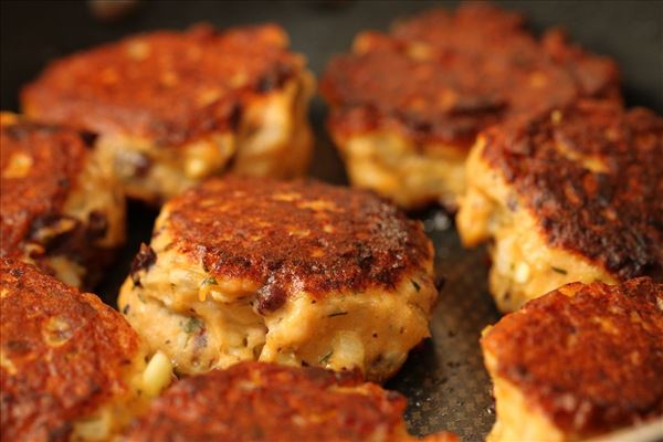 Fiskefrikadeller med tomatsauce og pasta