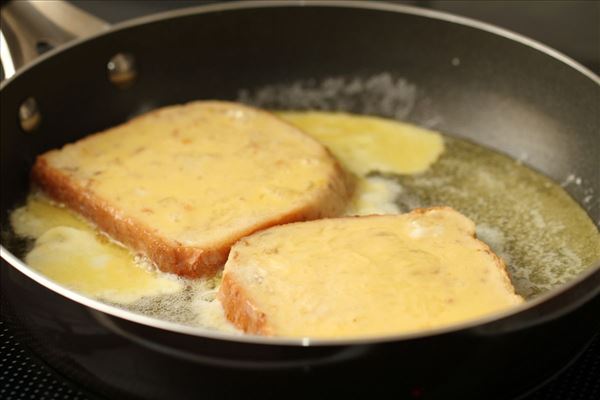 Søde toast med æg og sukker