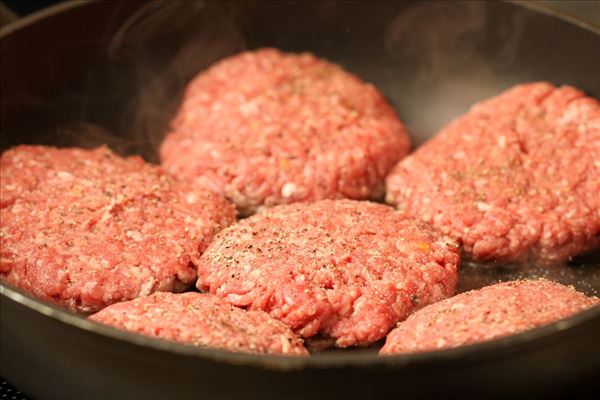 Cheeseburger med ovnstegte kartofter