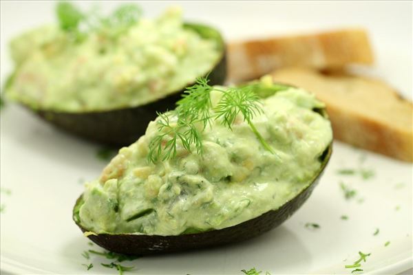 Fyldt avocado med rejer og sennepsdressing