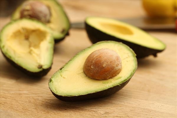 Fyldt avocado med rejer og sennepsdressing