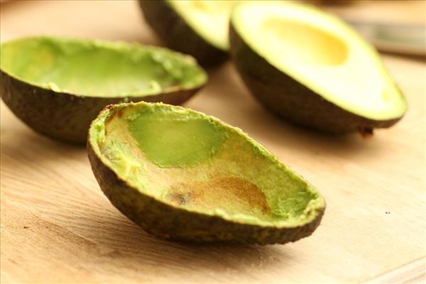 Fyldt avocado med rejer og sennepsdressing